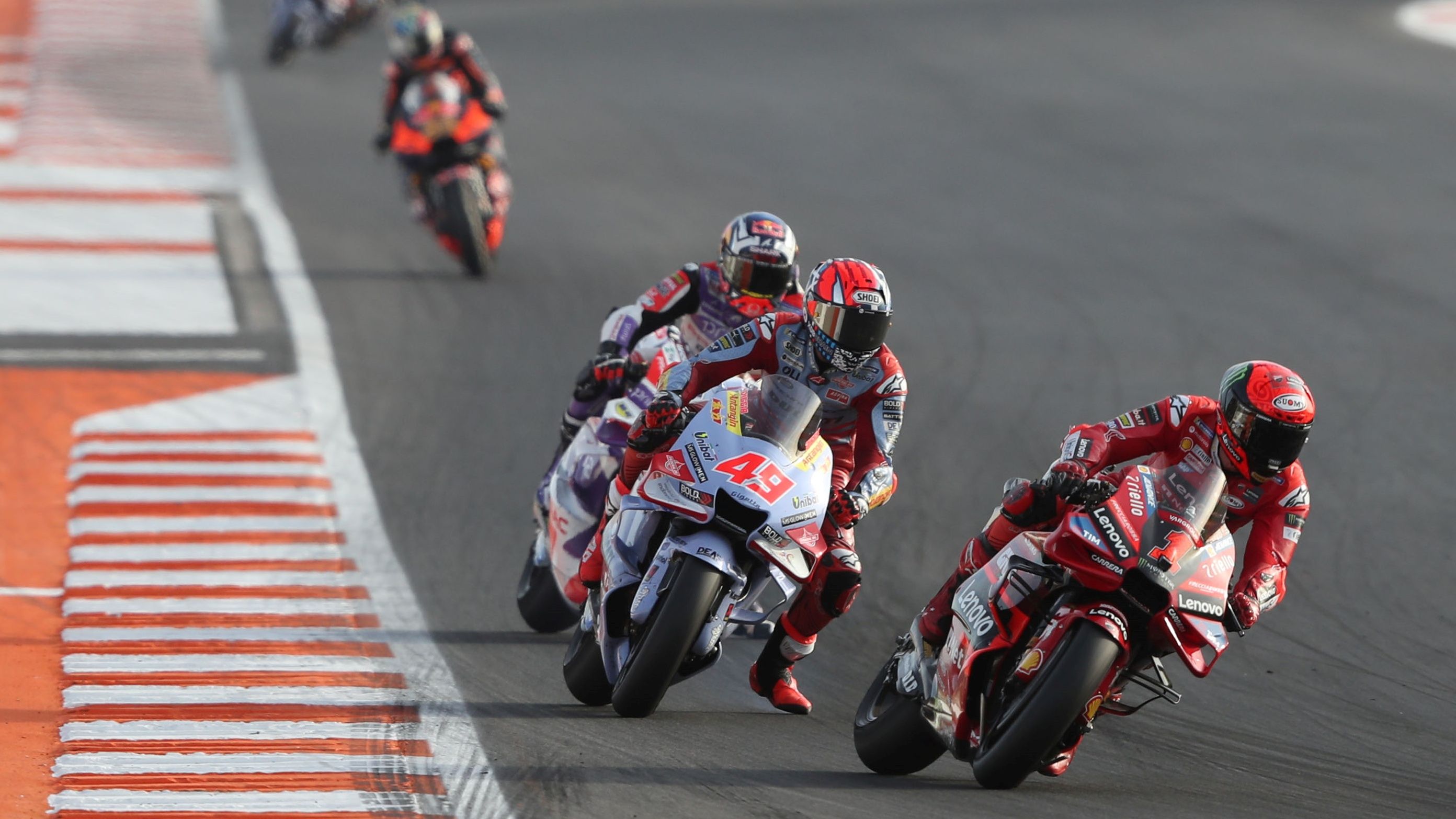 Pecco Bagnaia se defiende de Fabio Di Giannantonio y Johann Zarco, MotoGP Valencia 2023