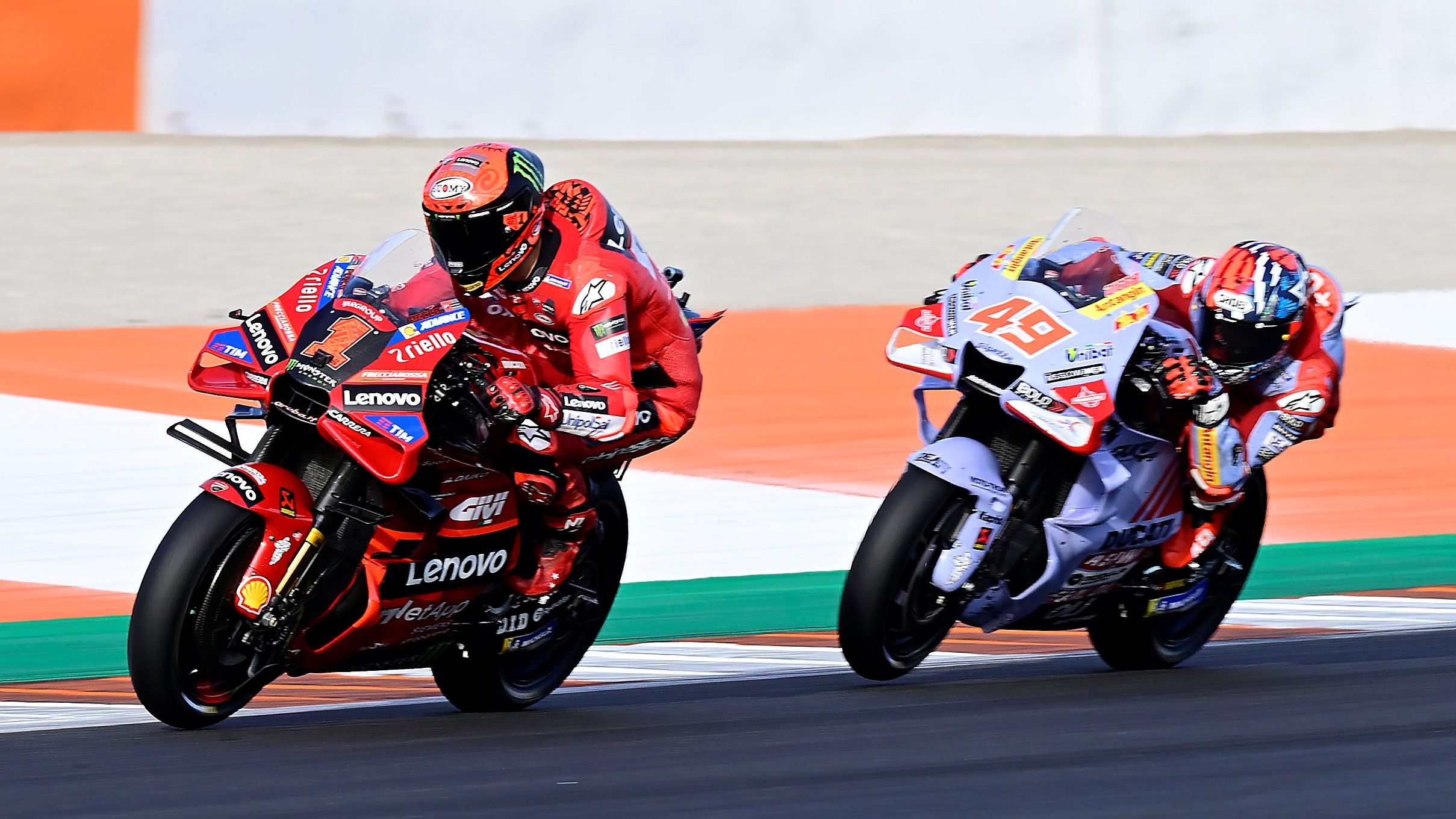 Pecco Bagnaia se defiende de Fabio Di Giannantonio, MotoGP Valencia 2023