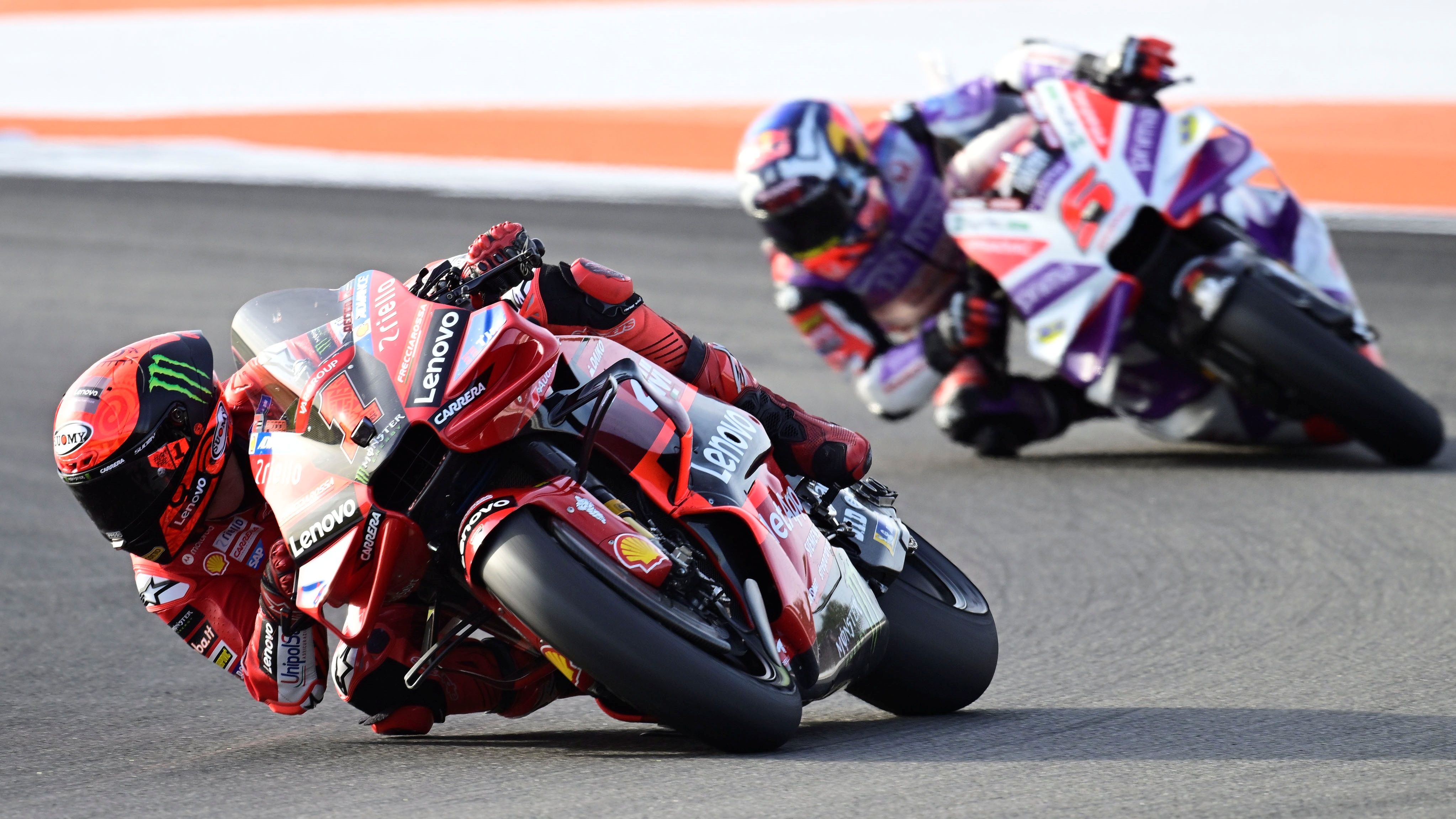 Pecco Bagnaia seguido por Johann Zarco, MotoGP Valencia 2023