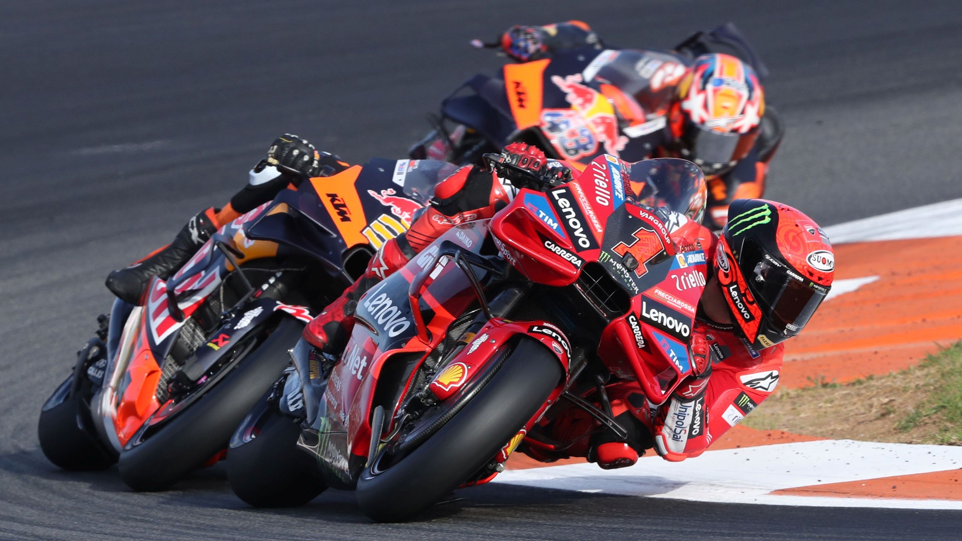 Pecco Bagnaia y Brad Binder perseguidos por Jack Miller, MotoGP Valencia 2023