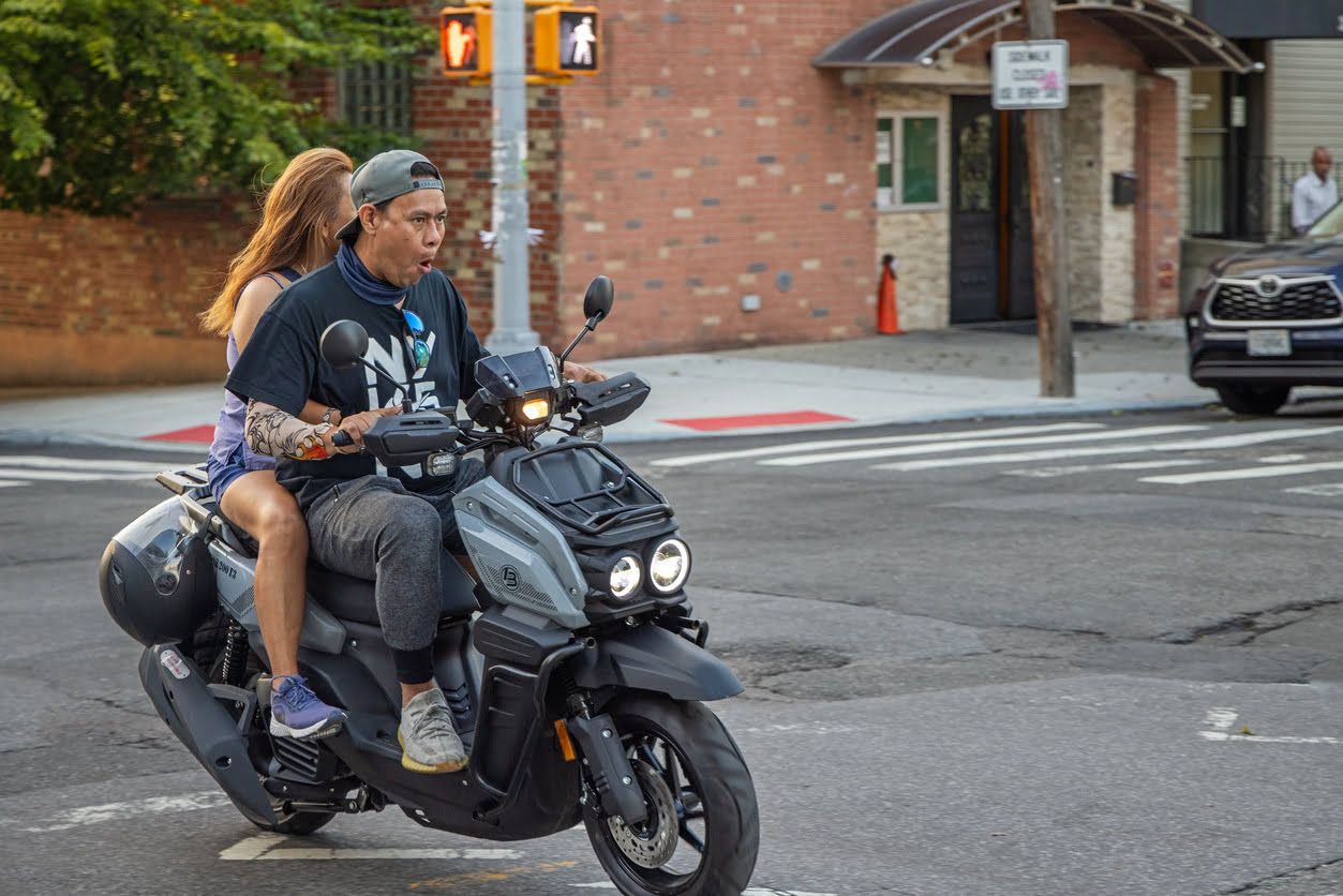 Cuándo es legal circular sin casco en la moto
