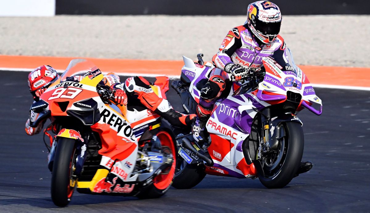 Jorge Martín tira a Marc Márquez