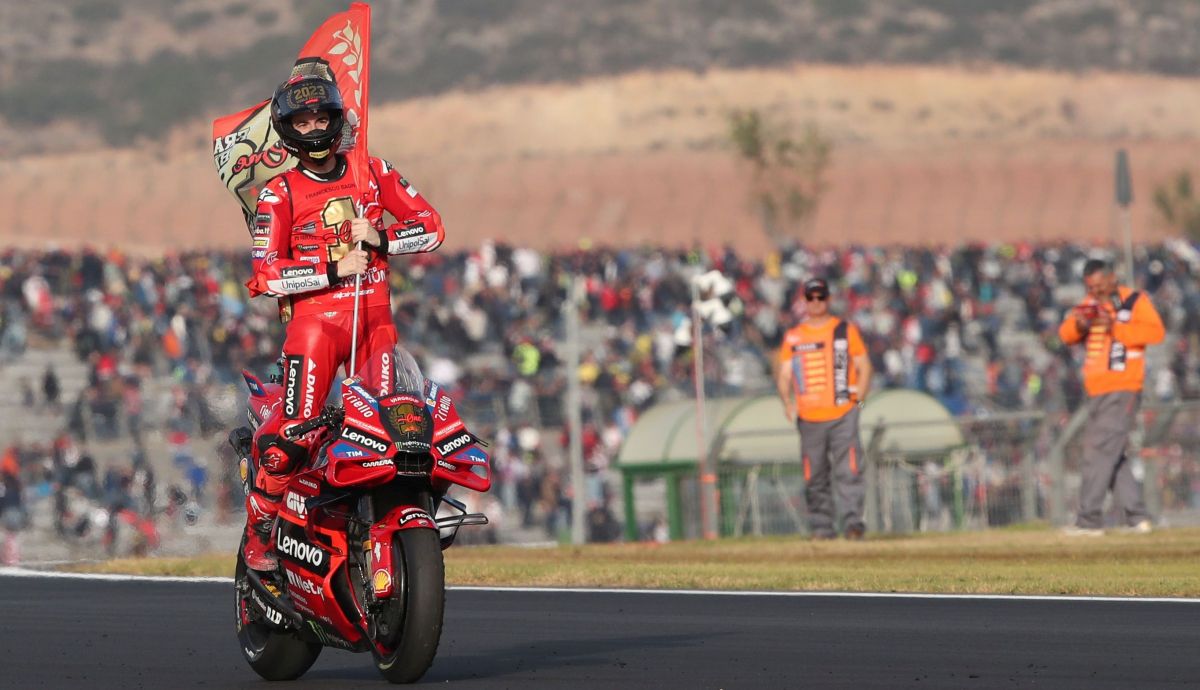 Pecco Bagnaia festeja su título mundial