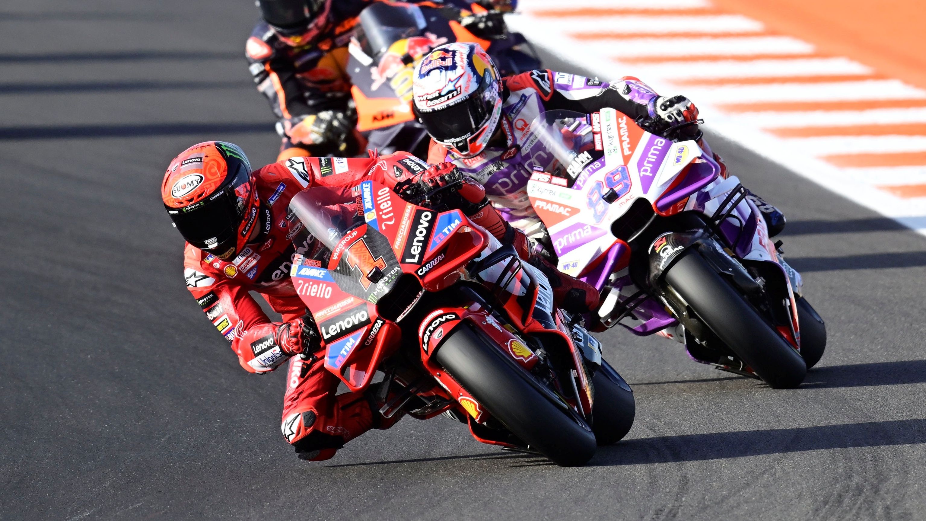 Pecco Bagnaia mantiene la calma delante de Jorge Martín en Valencia
