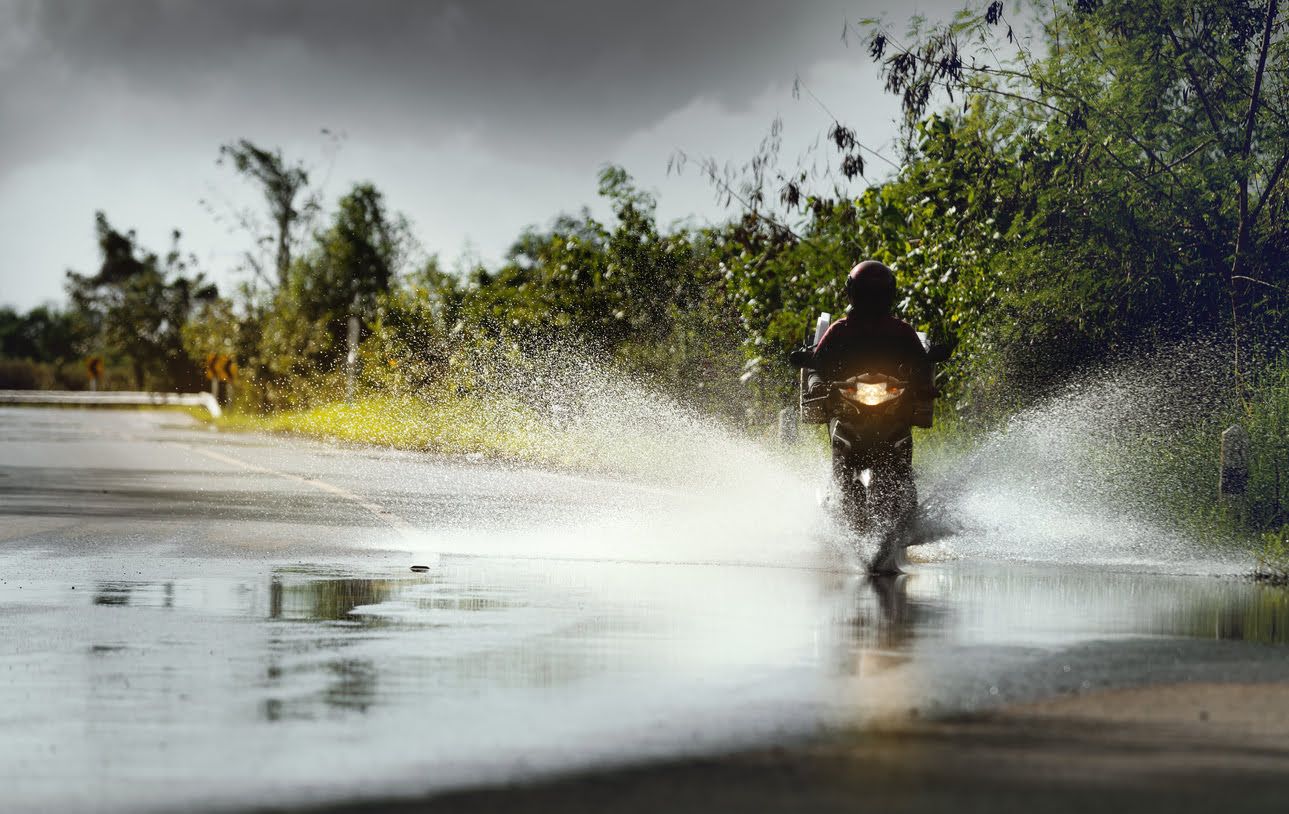 Moto eléctrica y lluvia