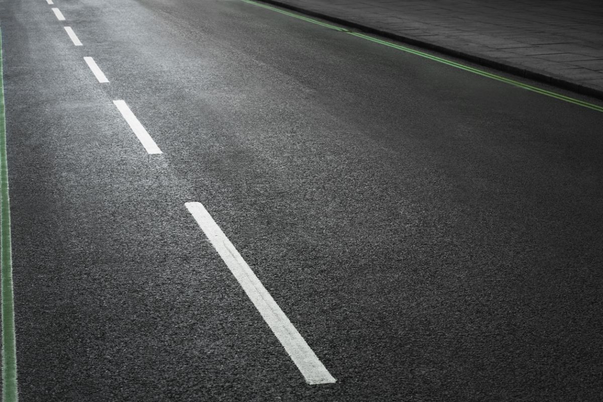 Líneas verdes en la carretera