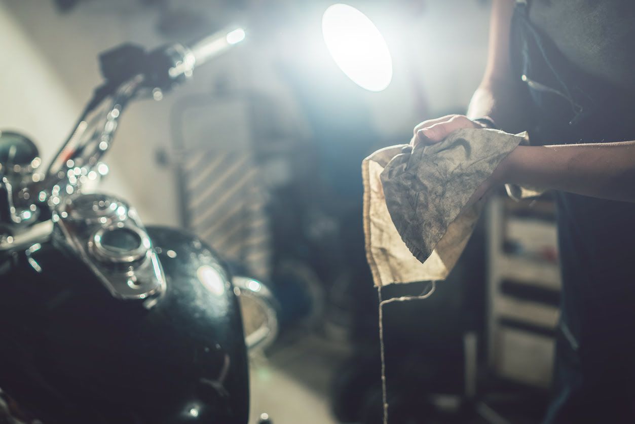 Cómo quitar manchas de aceite de moto