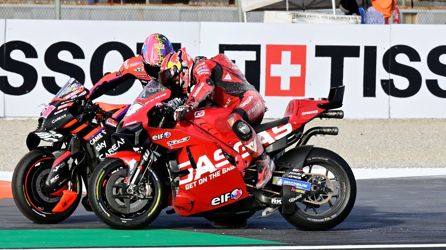 Pol Espargaró junto a su hermano Aleix al acabar su última carrera en Valencia