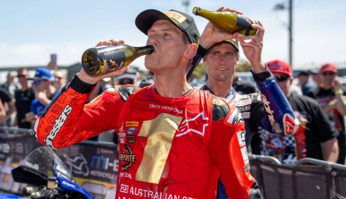 Troy Herfoss celebra su tercer título en la clase reina del ASBK Troy Herfoss celebra su tercer título en la clase reina del ASBK