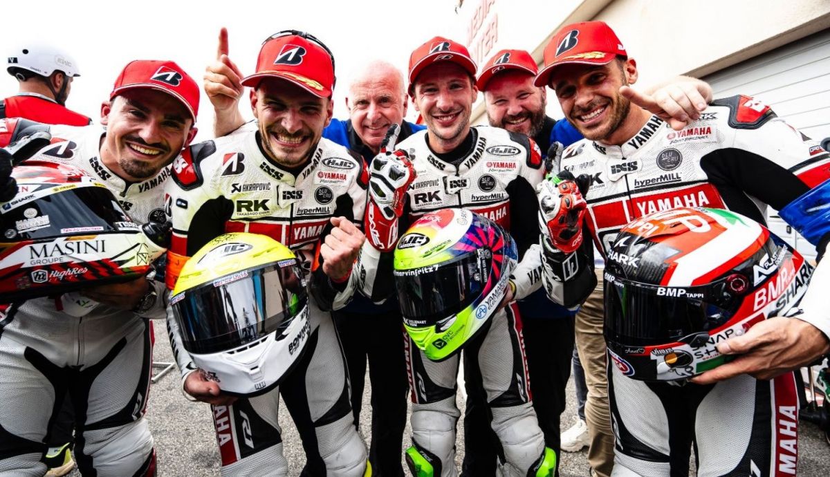 Niccolò Canepa, Marvin Fritz y Karel Hanika celebran el título del EWC 2023 junto al resto del YART Yamaha
