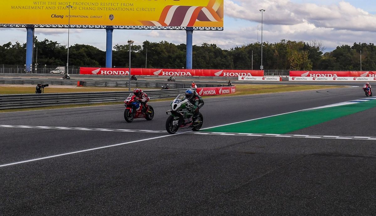 Markus Reiterberger entra delante de Andi Izdihar viniendo desde fuera de pista Markus Reiterberger entra delante de Andi Izdihar viniendo desde fuera de pista
