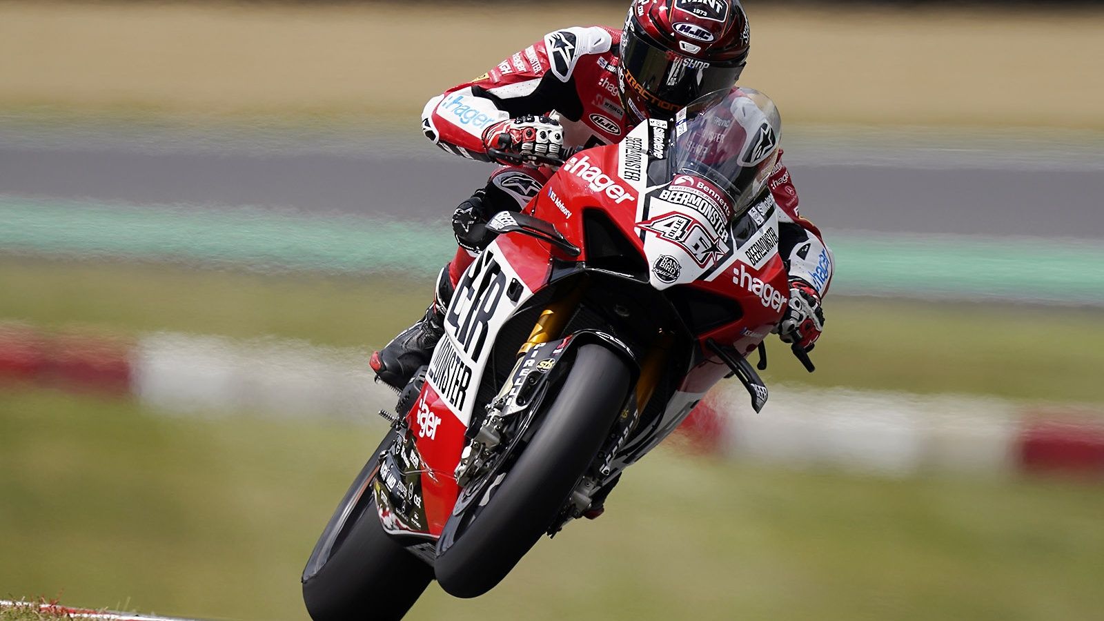 Tommy Bridewell, campeón del British Superbike 2023, siempre con Ollie en su número