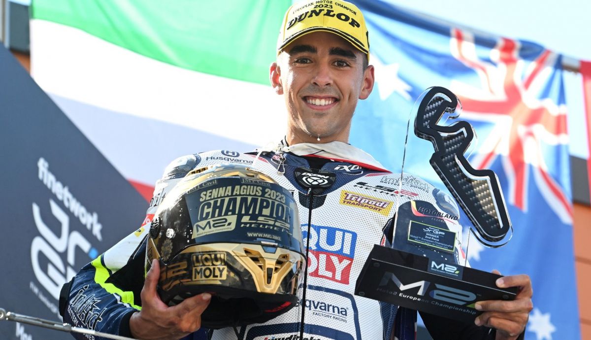 Senna Agius festeja su título de campeón europeo de Moto2 2023 Senna Agius festeja su título de campeón europeo de Moto2 2023