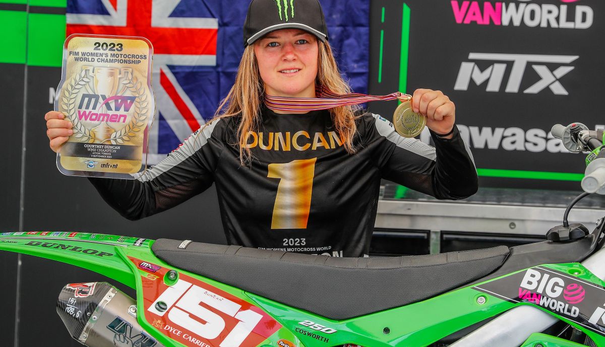 Courtney Duncan festeja su título de este 2023, con el que se convierte en tetracampeona del WMX Courtney Duncan festeja su título de este 2023, con el que se convierte en tetracampeona del WMX