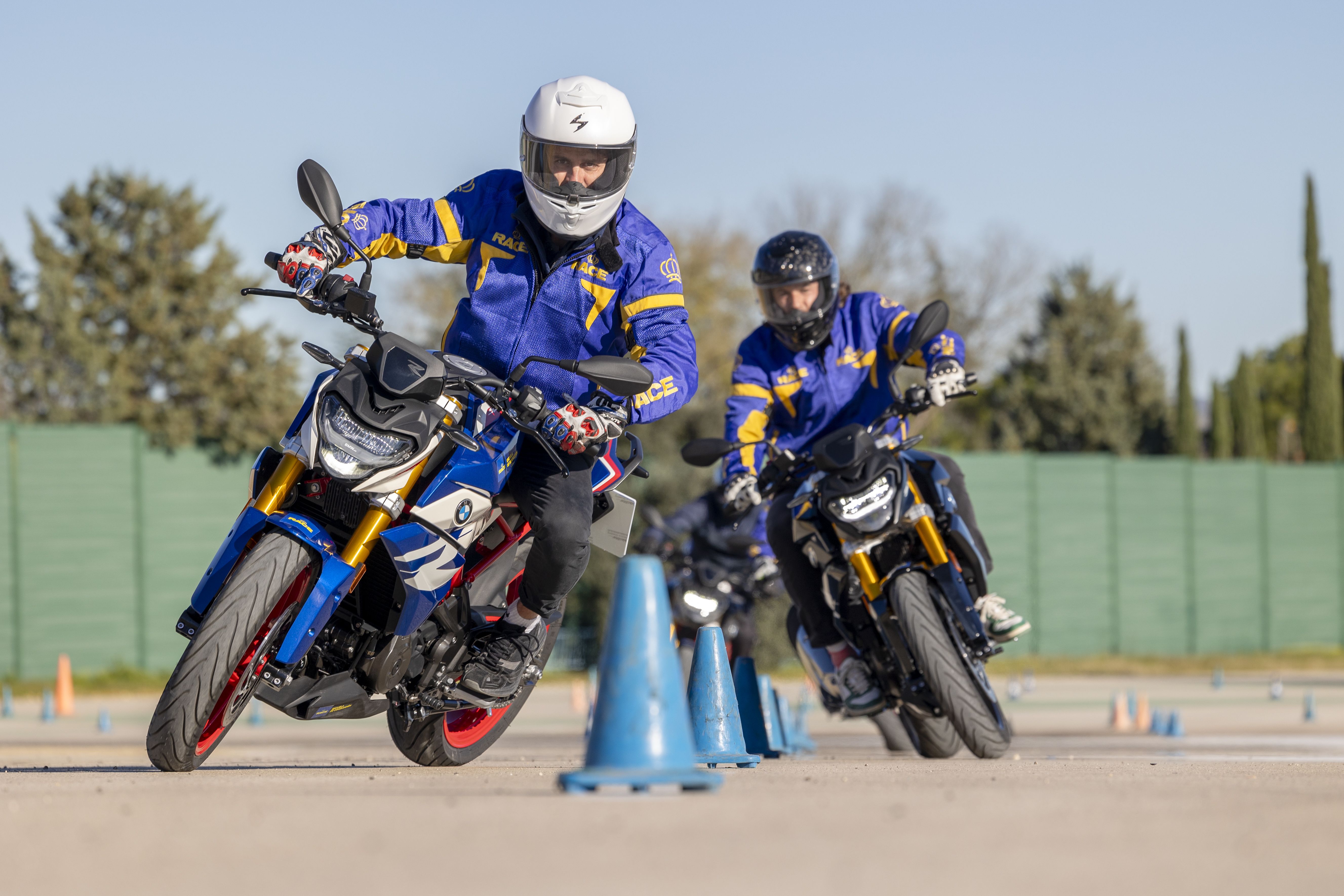 Cursos de conducción segura en motocicleta del RACE y BMW Motorrad España.