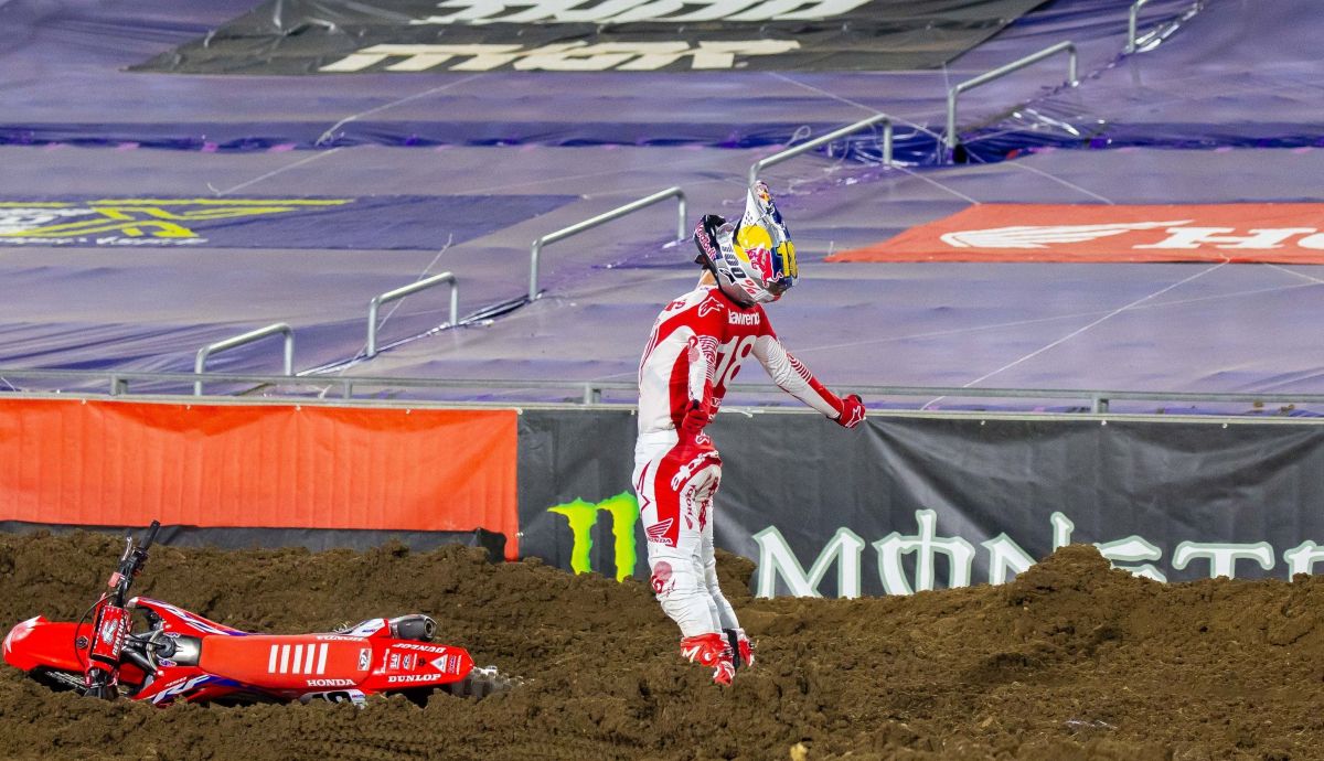 Jett Lawrence festeja el título mundial de SuperMotocross con el que cerraba un 2023 perfecto Jett Lawrence festeja el título mundial de SuperMotocross con el que cerraba un 2023 perfecto
