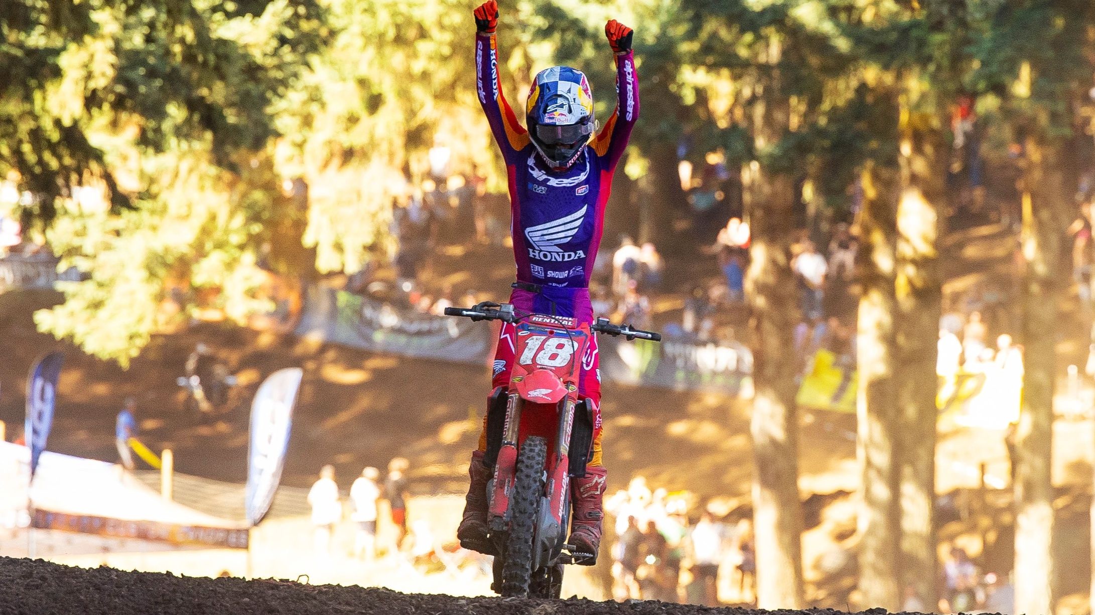 Jett Lawrence festeja una victoria en el AMA Motocross 450cc 2023