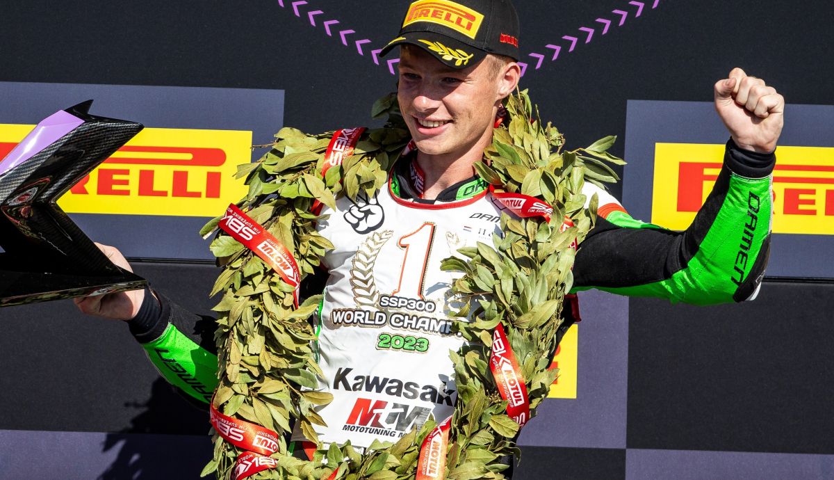 Jeffrey Buis festeja su segundo título mundial de Supersport 300 Jeffrey Buis festeja su segundo título mundial de Supersport 300
