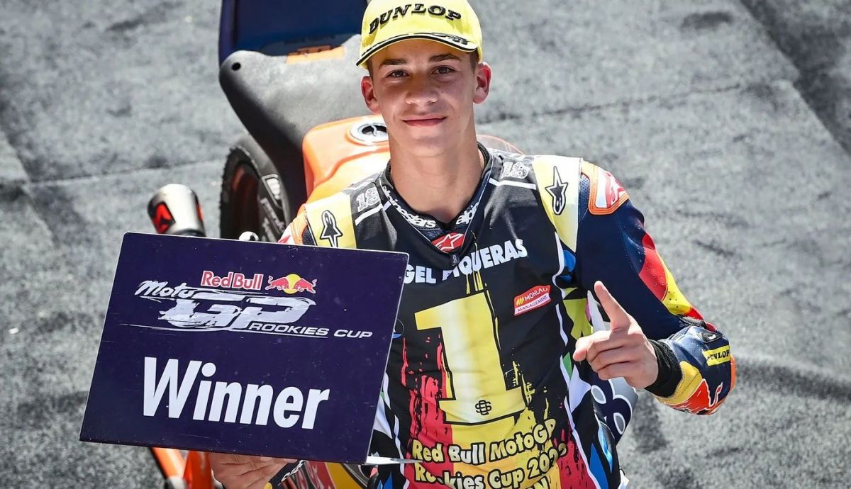 Ángel Piqueras festeja su título en la MotoGP Rookies Cup 2023 Ángel Piqueras festeja su título en la MotoGP Rookies Cup 2023