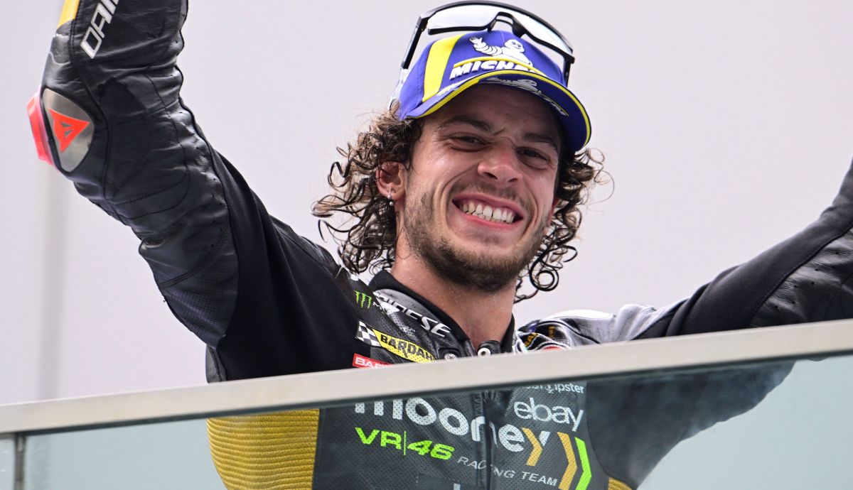 Marco Bezzecchi en el podio del Gran Premio de India Marco Bezzecchi en el podio del Gran Premio de India