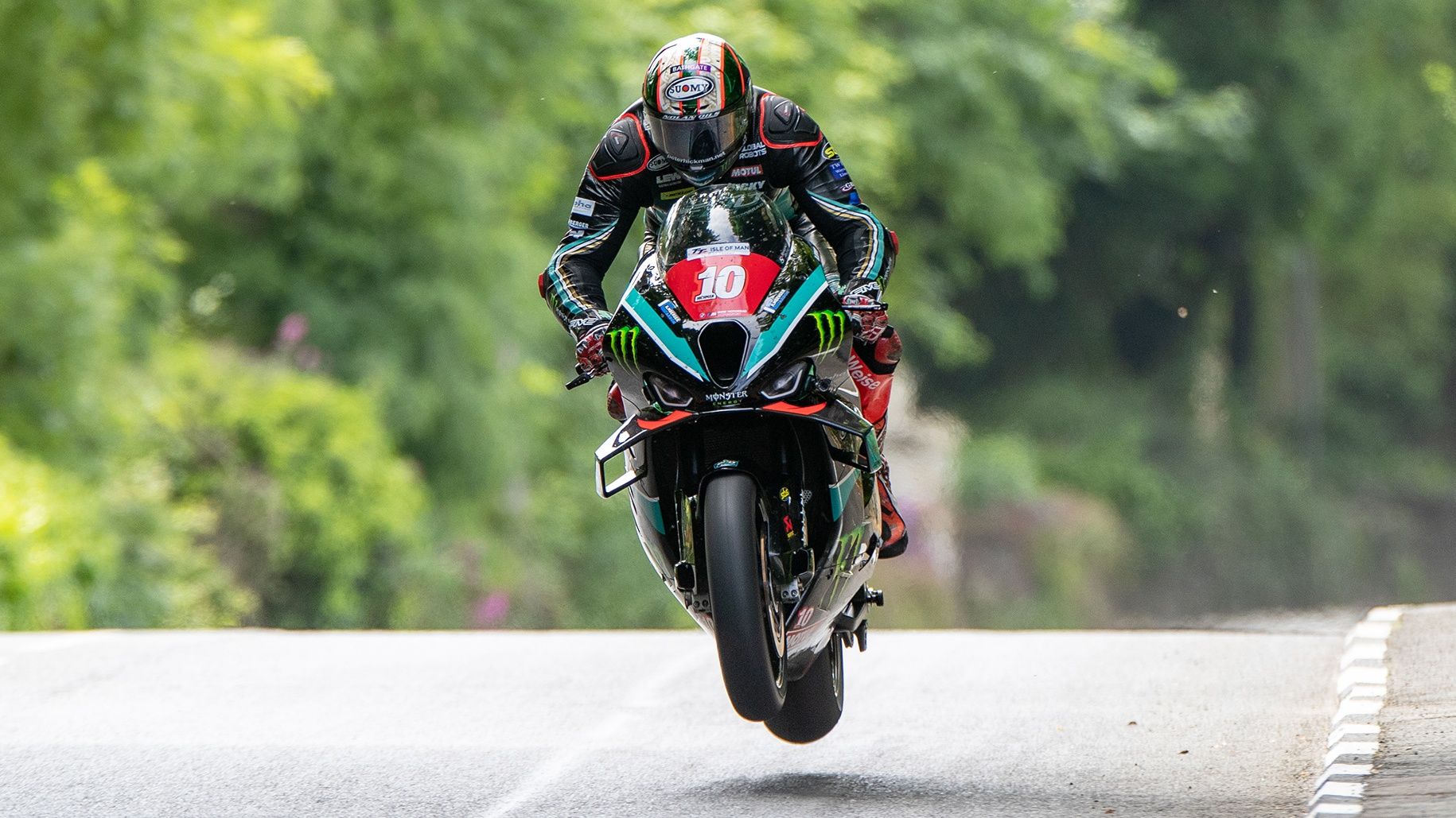 Peter Hickman volando en el TT de la Isla de Man 2023