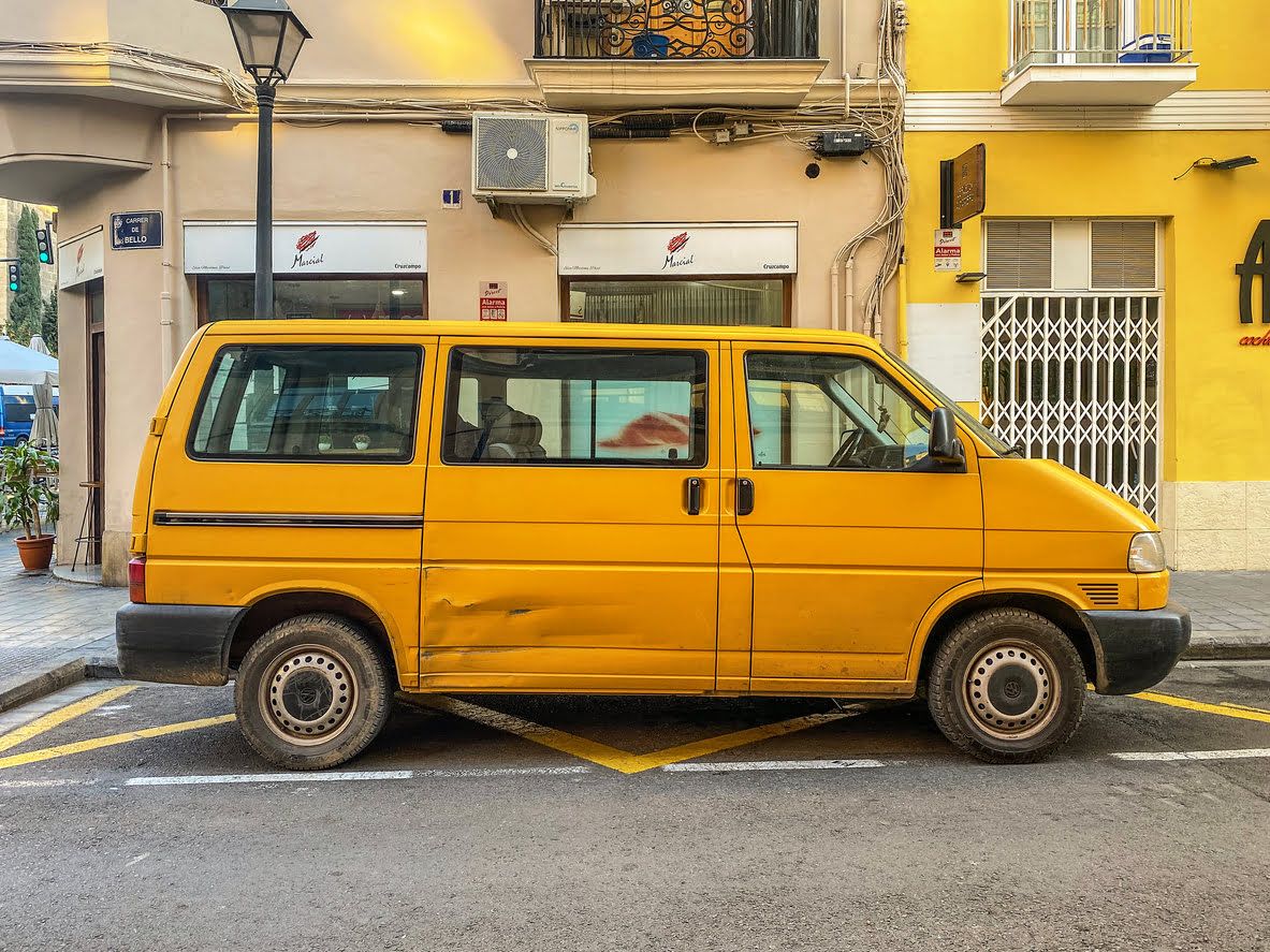Cómo denunciar un coche mal aparcado