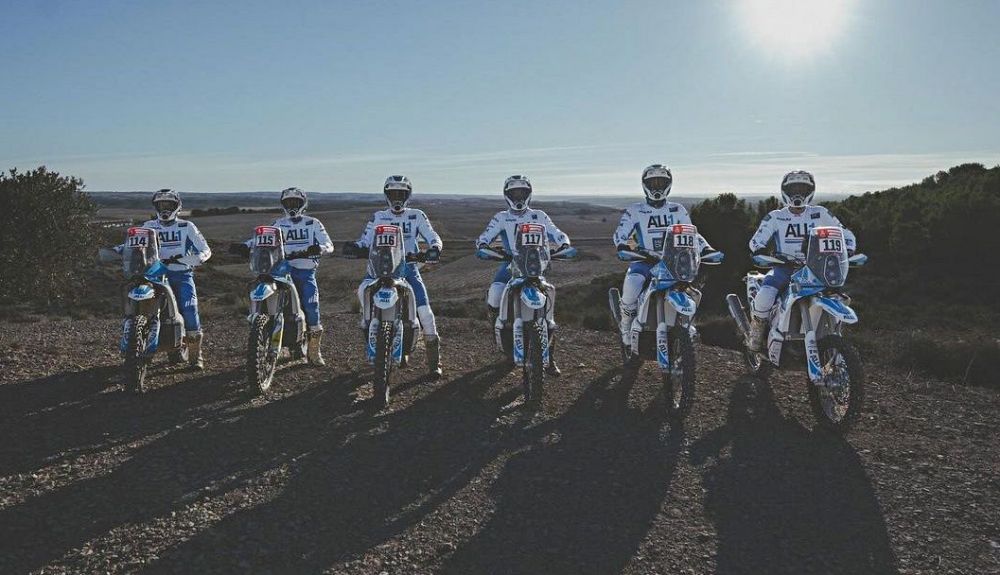 Los seis miembros del All1 Team que correrán el Dakar 2024 en la memoria de Àlex Llibre