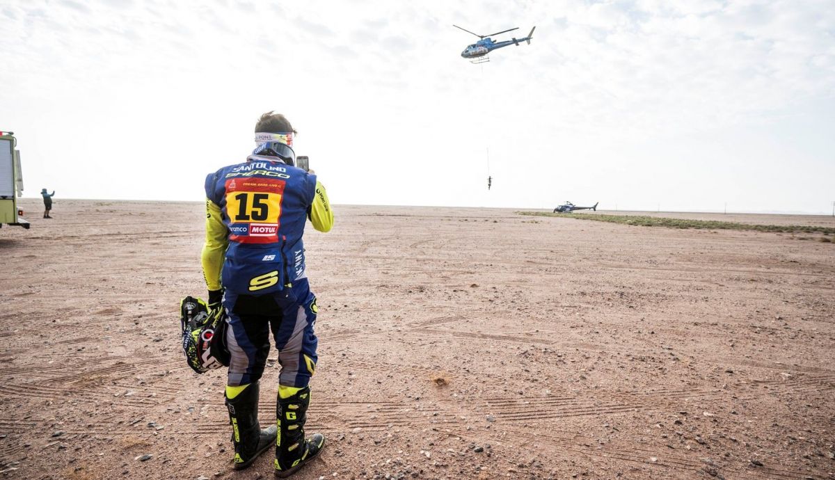 Lorenzo Santolino ve cómo el helicóptero se lleva su Sherco y dice adiós al Dakar 2024 Lorenzo Santolino ve cómo el helicóptero se lleva su Sherco y dice adiós al Dakar 2024
