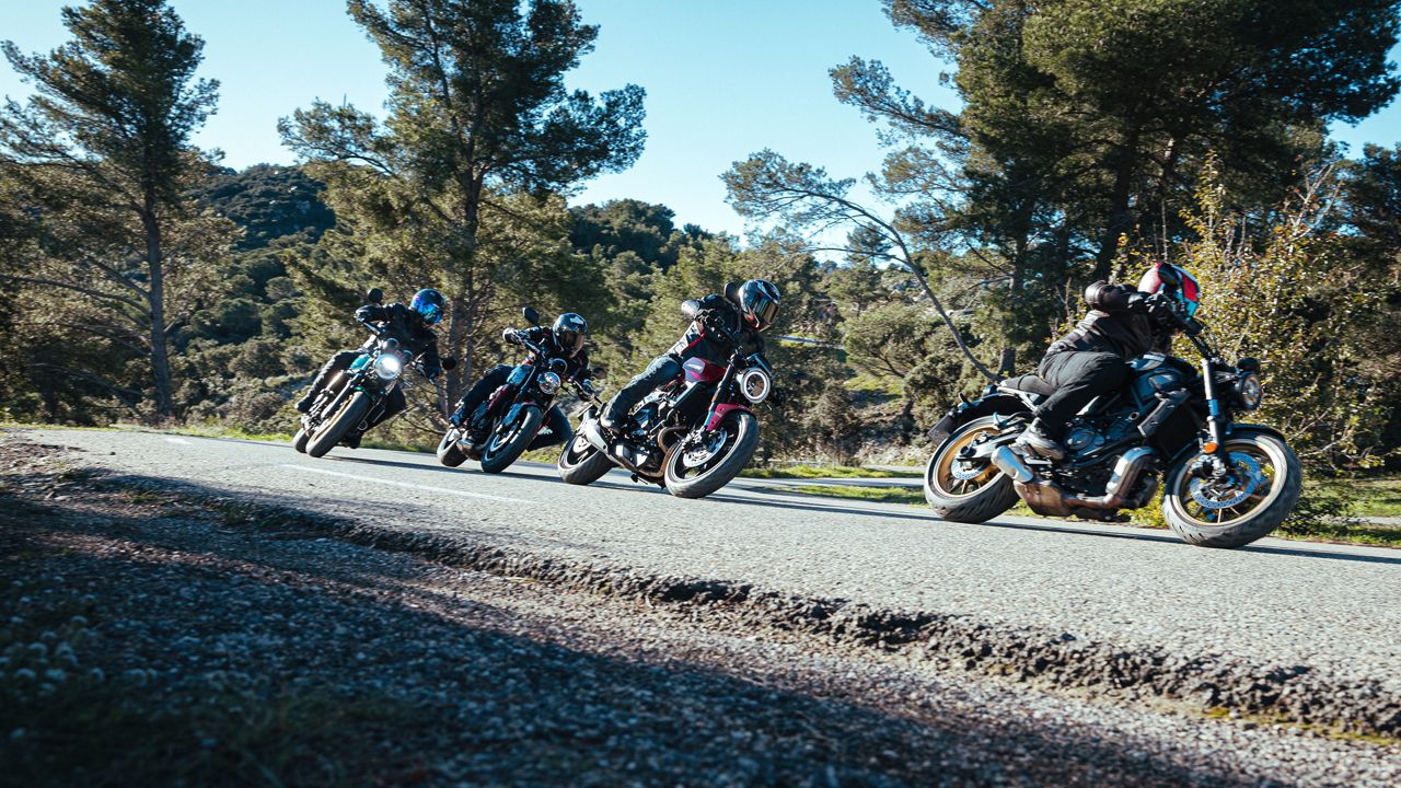 Comparativa vintage medias: Kawasaki Z650RS, Moto Morini Seiemmezzo STR, Triumph Trident 660 y Yamaha XSR700