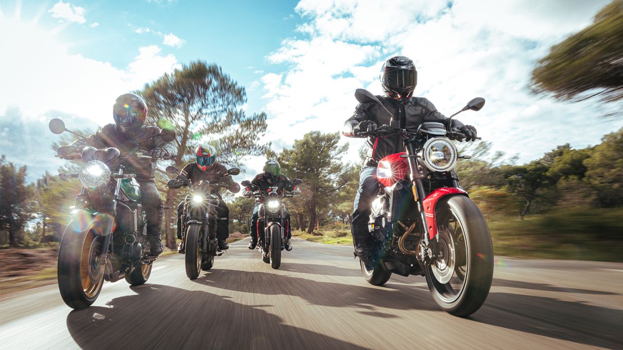Comparativa vintage medias: Kawasaki Z650RS, Moto Morini Seiemmezzo STR, Triumph Trident 660 y Yamaha XSR700