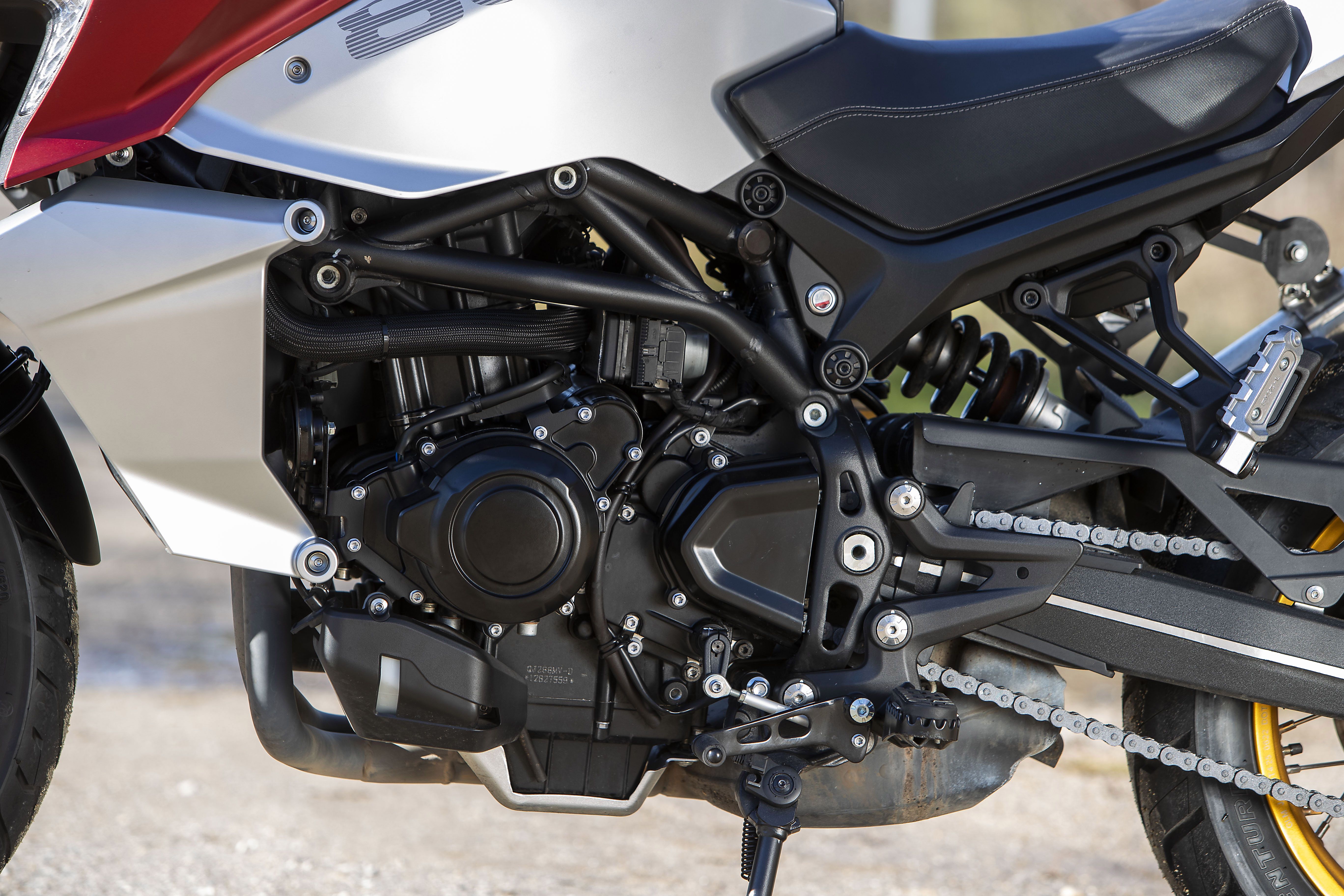 QJMotor SRT 800 X 2023 Detalles (6)