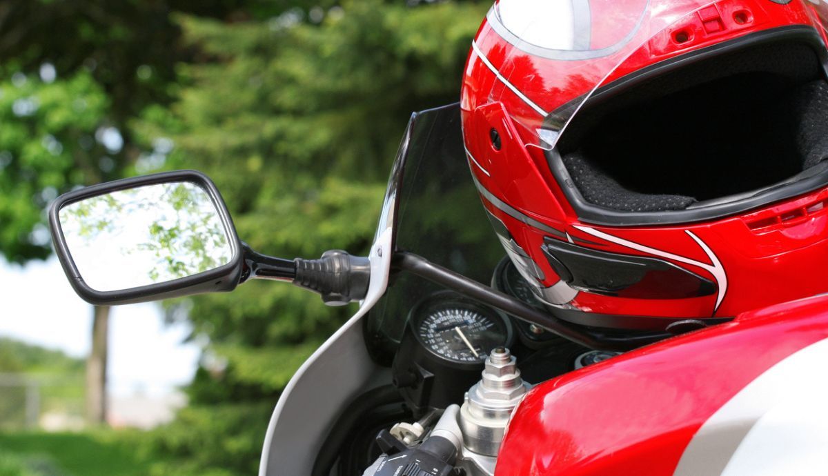 El color del casco influye en la seguridad del motorista