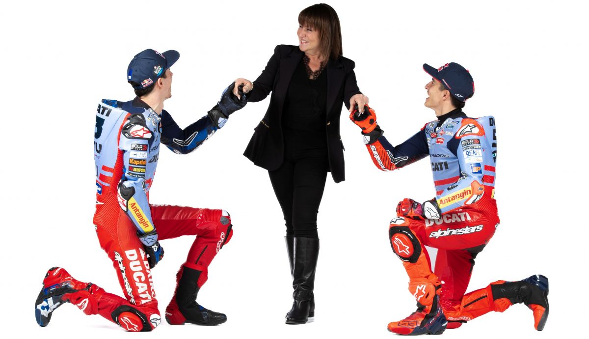 Álex Márquez y Marc Márquez con Nadia Padovani, la jefa del Gresini Racing con el que correrán en MotoGP 2024 Álex Márquez y Marc Márquez con Nadia Padovani, la jefa del Gresini Racing con el que correrán en MotoGP 2024