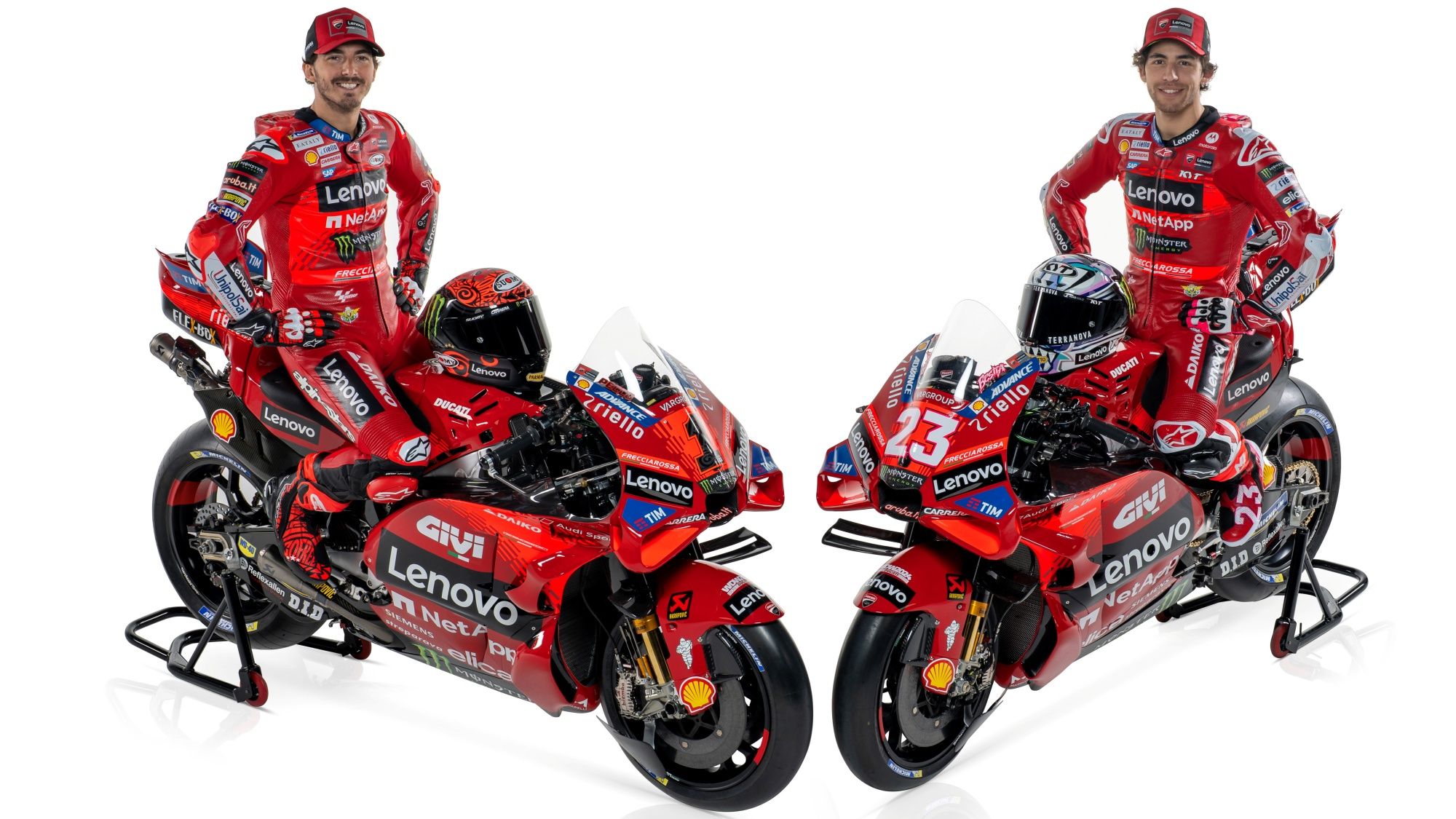 Pecco Bagnaia y Enea Bastianini sobre las Ducati Desmosedici GP24 del Ducati Lenovo para MotoGP 2024