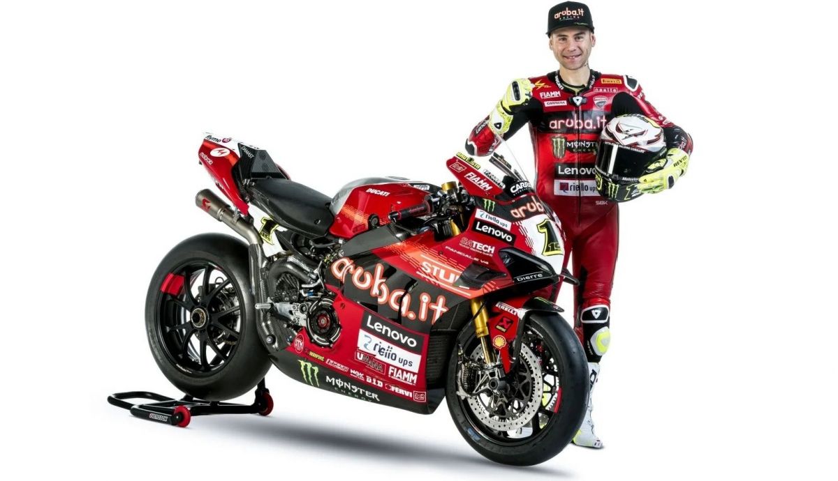 Álvaro Bautista junto a la Ducati Panigale V4R del Aruba it Racing que llevará en el Mundial de Superbike 2024
