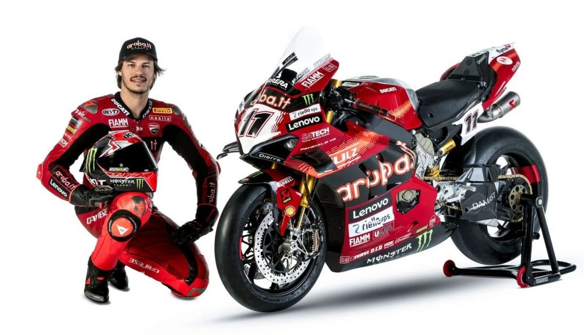 Nicolò Bulega  junto a la Ducati Panigale V4R del Aruba it Racing que llevará en el Mundial de Superbike 2024