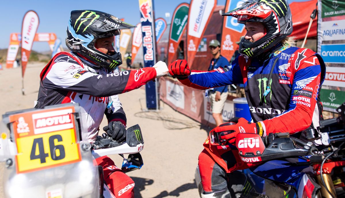Ross Branch y Ricky Brabec se felicitan tras acabar el Dakar 2024 Ross Branch y Ricky Brabec se felicitan tras acabar el Dakar 2024