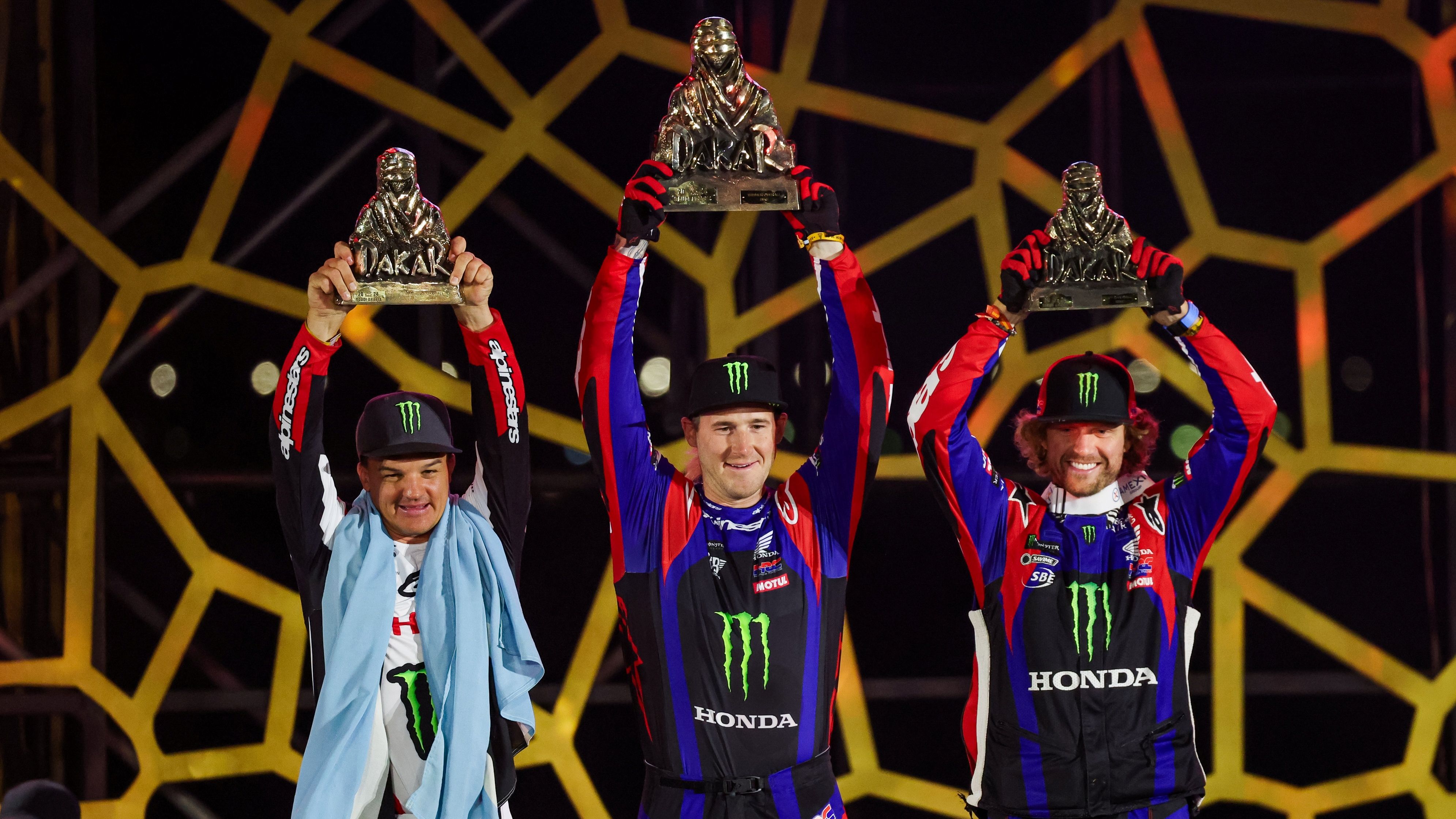 Ricky Brabec, Ross Branch y Adrien Van Beveren en el podio final del Dakar 2024