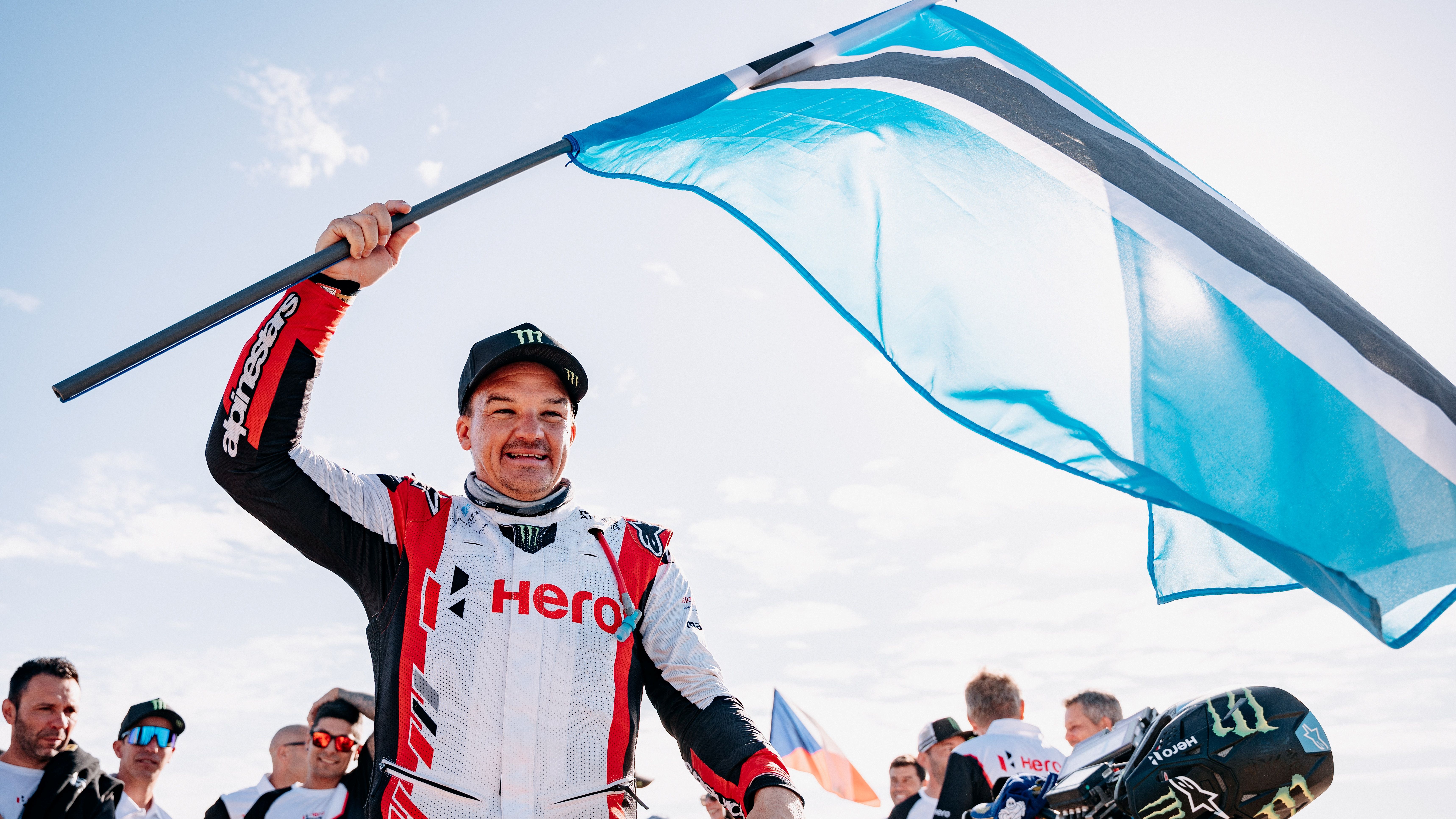 Ross Branch celebra el podio en el Dakar 2024 con la bandera de Botsuana