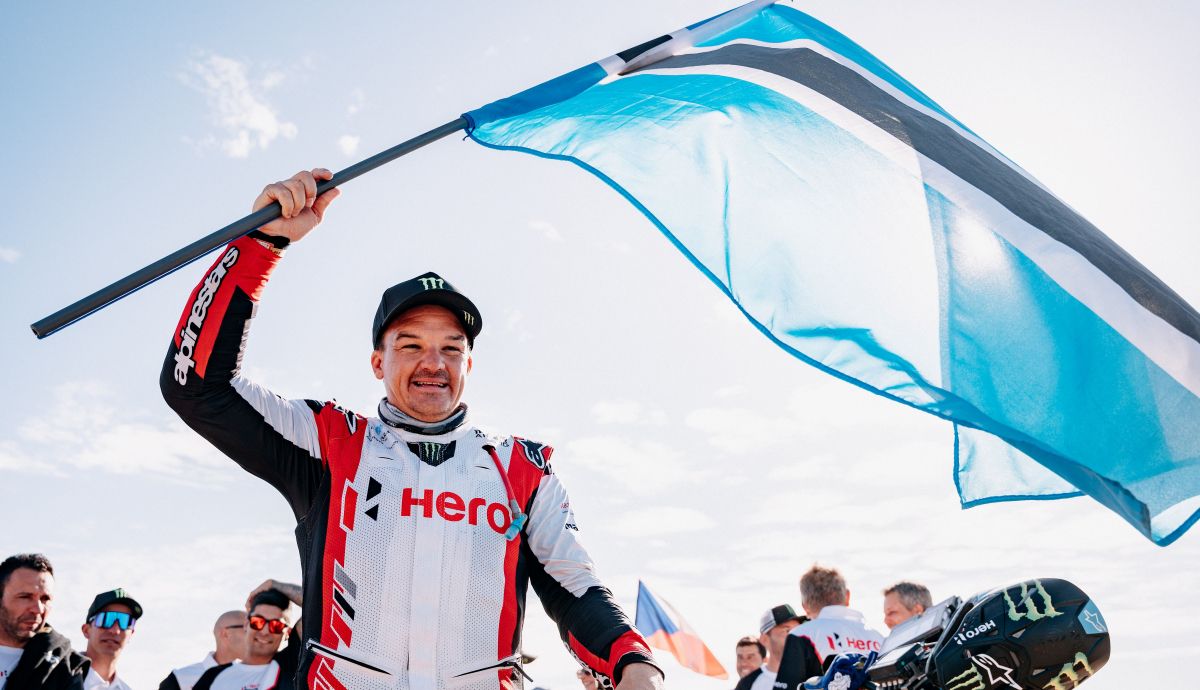 Ross Branch celebra el podio en el Dakar 2024 con la bandera de Botsuana Ross Branch celebra el podio en el Dakar 2024 con la bandera de Botsuana