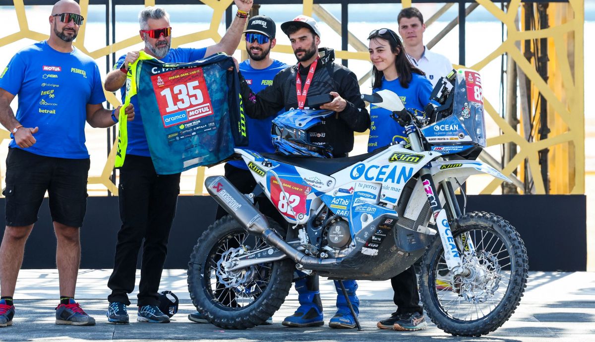 Albert Martín homenajeando a Carles Falcón en el podio final del Dakar 2024