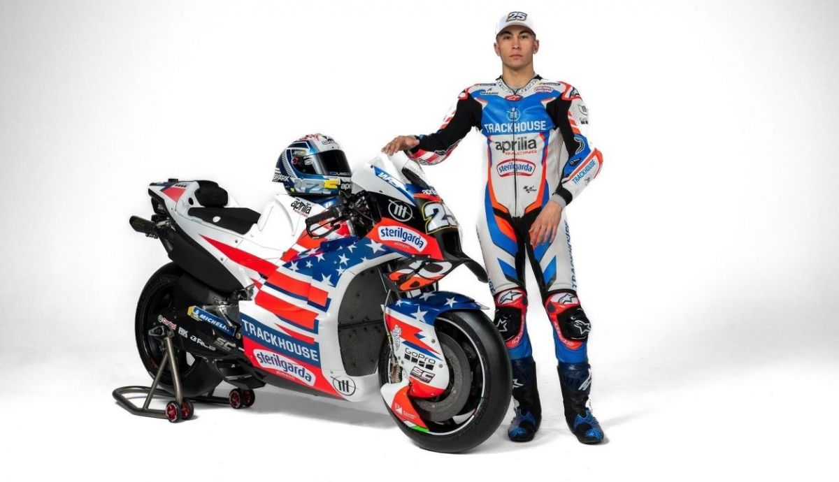Raúl Fernández junto a la Aprilia RS GP del Trackhouse Racing para MotoGP 2024 Raúl Fernández junto a la Aprilia RS GP del Trackhouse Racing para MotoGP 2024