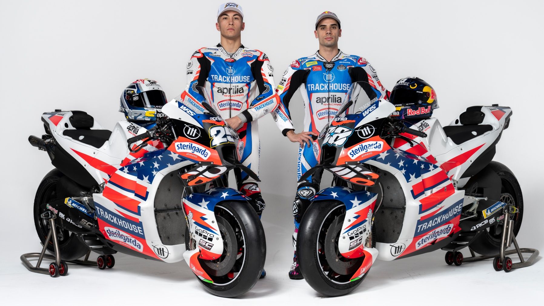 Raúl Fernández y Miguel Oliveira junto a las Aprilia RS GP del Trackhouse Racing para MotoGP 2024