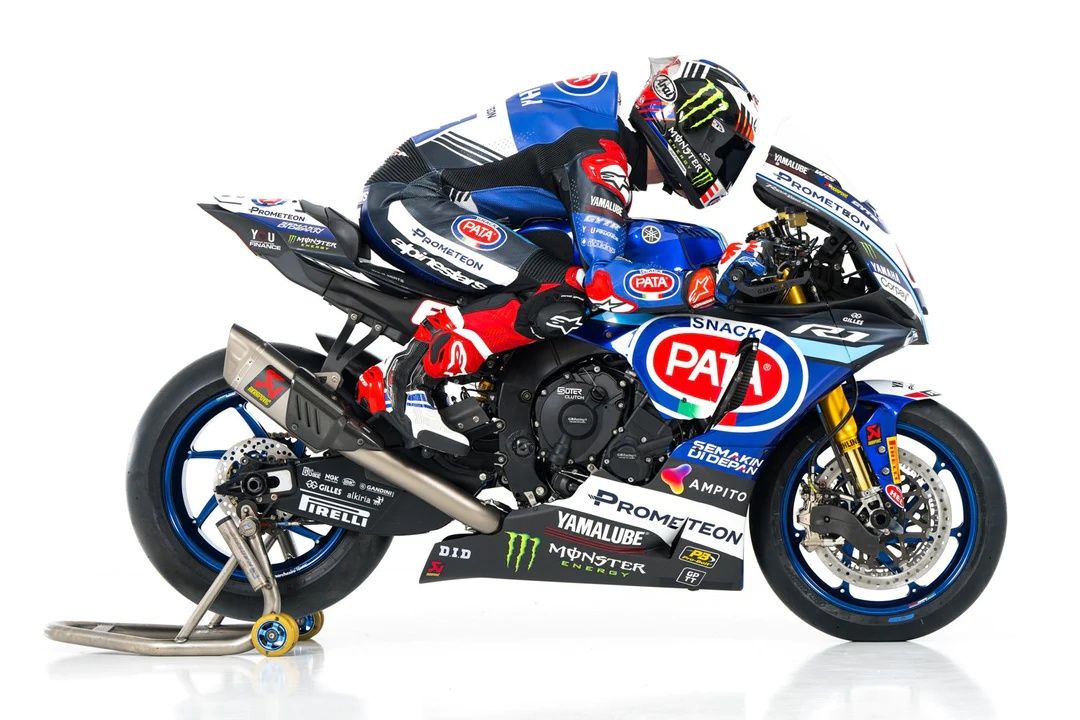 Yamaha YZF R1 Pata Prometeon WSBK 2024 Jonathan Rea Andrea Locatelli 17