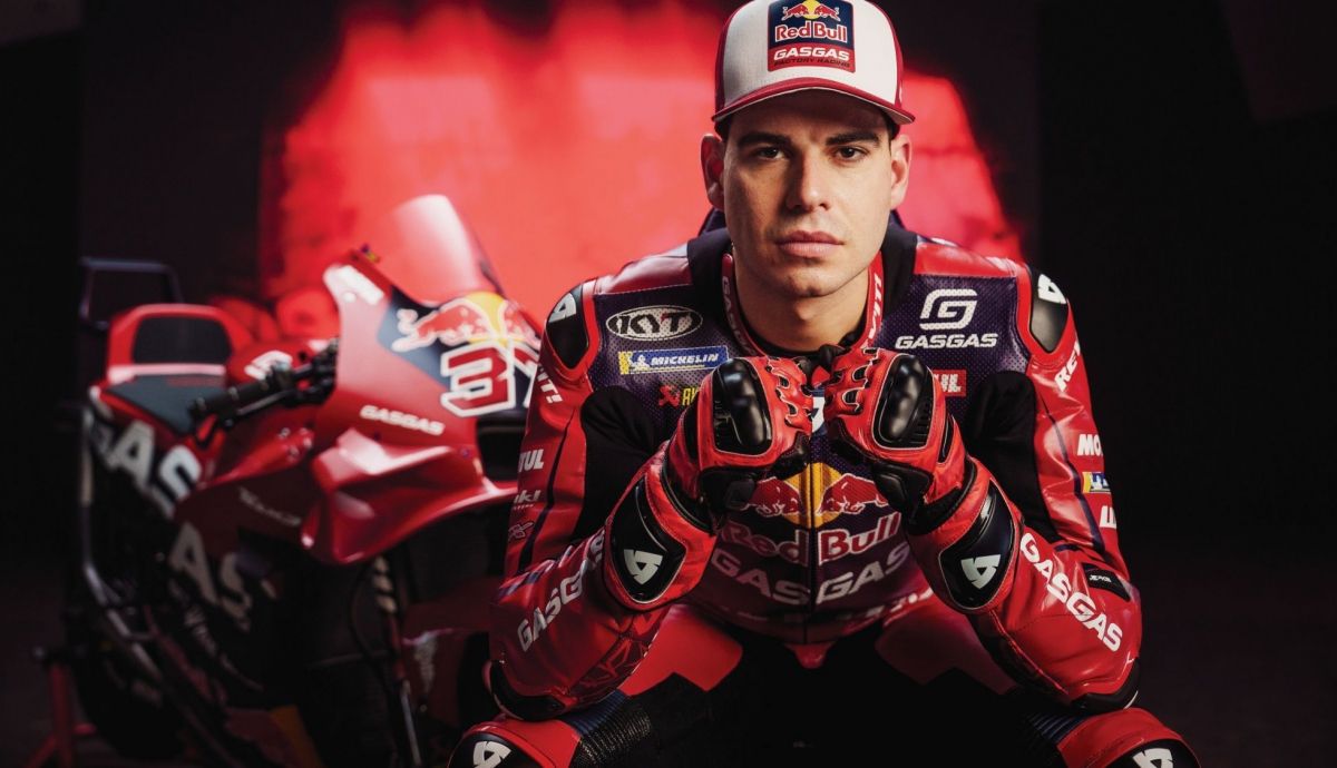 Augusto Fernández junto a la KTM RC16 del Red Bull GasGas Tech3 que llevará en MotoGP 2024 Augusto Fernández junto a la KTM RC16 del Red Bull GasGas Tech3 que llevará en MotoGP 2024