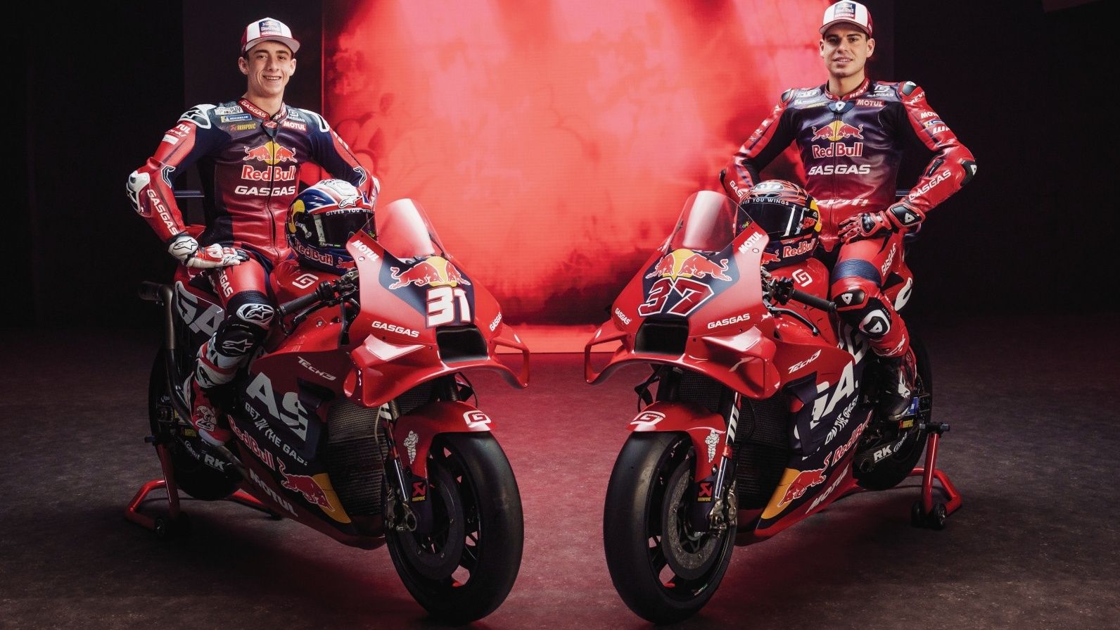Pedro Acosta y Augusto Fernández sobre las KTM RC16 del Red Bull GasGas Tech3 que llevarán en MotoGP 2024