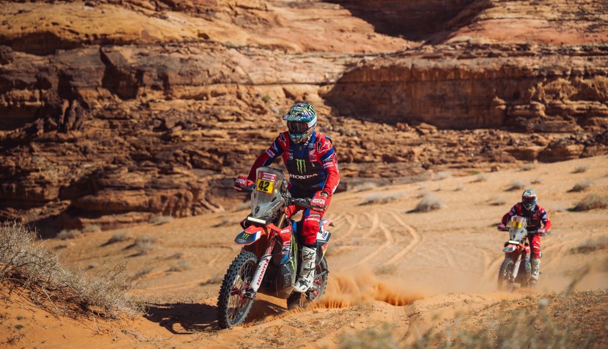 Adrien Van Beveren perseguido por su compañero Ricky Brabec en el Dakar 2024
