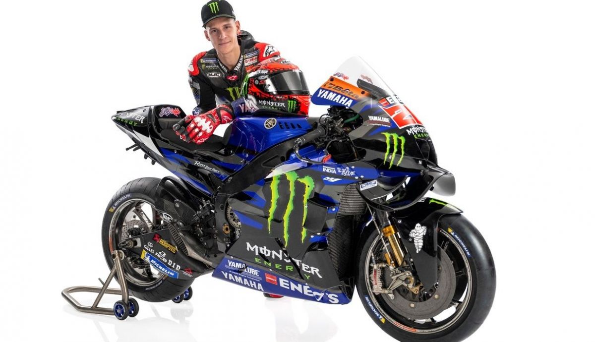 Fabio Quartararo junto a la Yamaha YZR M1 del Monster Energy Yamaha que llevaránen MotoGP 2024 Fabio Quartararo junto a la Yamaha YZR M1 del Monster Energy Yamaha que llevaránen MotoGP 2024