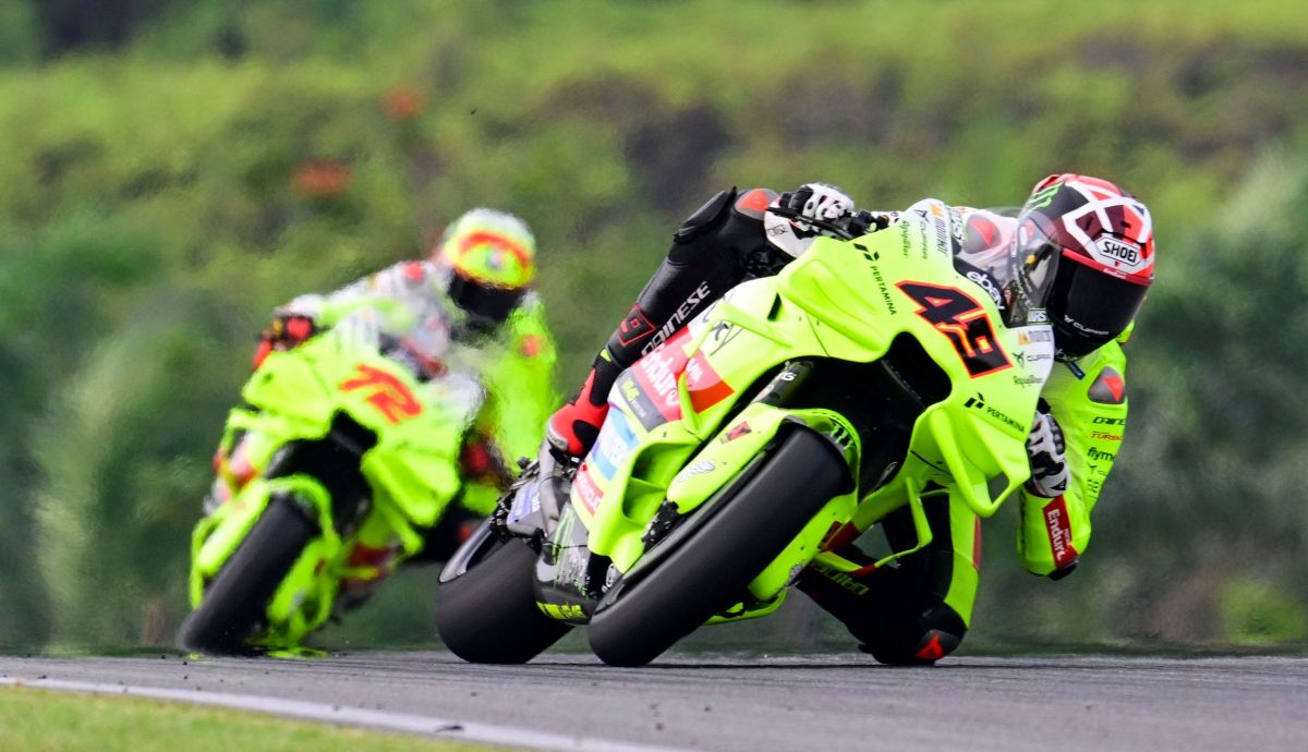 Fabio Di Giannantonio seguido por Marco Bezzecchi en el test de Sepang MotoGP 2024 Fabio Di Giannantonio seguido por Marco Bezzecchi en el test de Sepang MotoGP 2024