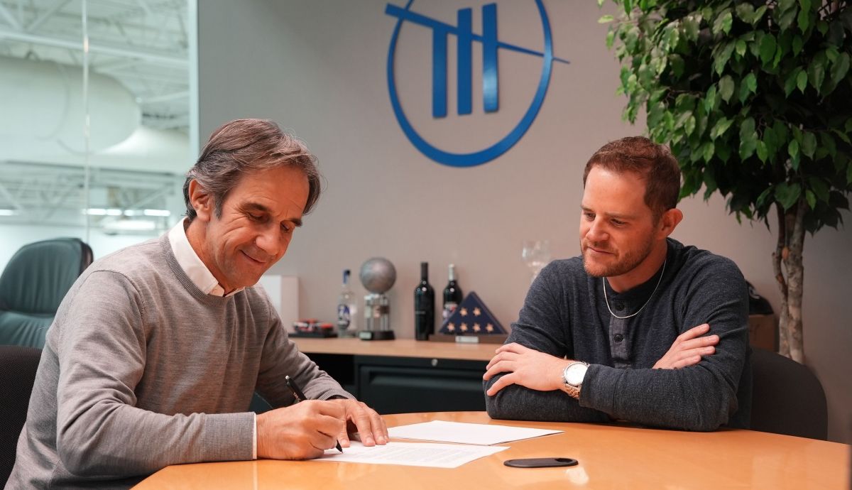 Davide Brivio firma el contrato con el Trackhouse MotoGP junto a Justin Marks Davide Brivio firma el contrato con el Trackhouse MotoGP junto a Justin Marks